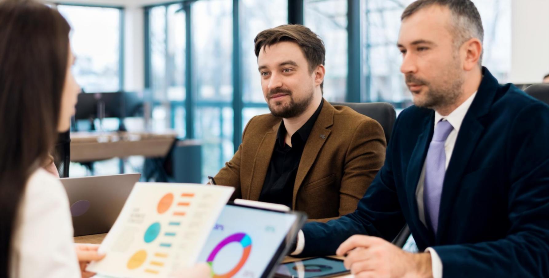 Equipo colaborando en estrategias financieras